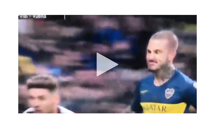 CIESZYNKA piłkarza Boca po strzeleniu gola River Plate xD [VIDEO]